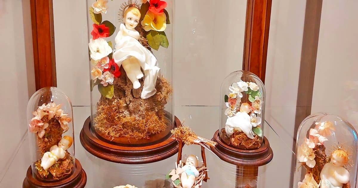 Bambinelli di cera siciliani realizzati da Mary Grispi a Salemi
